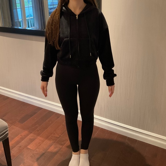 Forever 21 cropped soft zip up. Size small and colour black - Picture 1 of 7